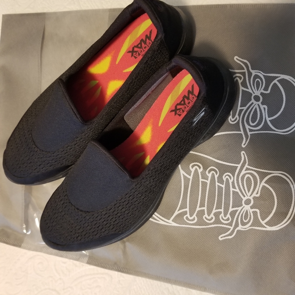 Skechers Black Goga Max Go Walk 4 Sneakers Women's Sz 9.5 Slip Ons